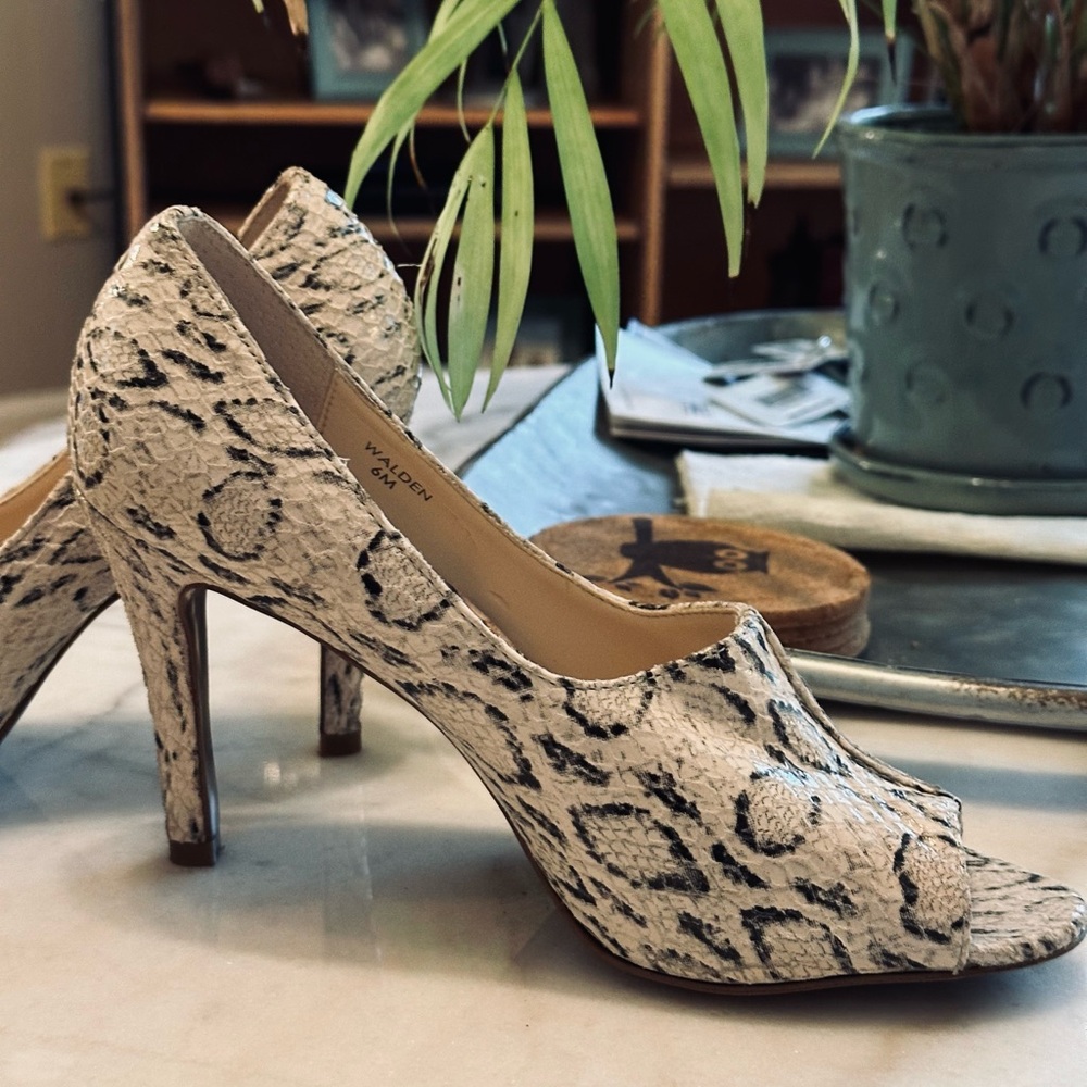 Tahari Peeptoe Snakeskin shoes - Picture 10 of 12